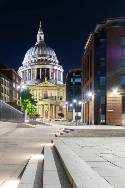 圣保罗大教堂与美丽的日落黄昏在伦敦英国 — 图库照片
