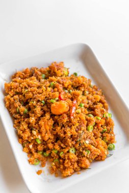 Baharatlı kızarmış balık - Tayland usulü tuzlu yumurtalı servis