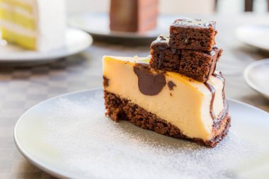 Tatlı krema, closeup görünümü ile çikolatalı kek