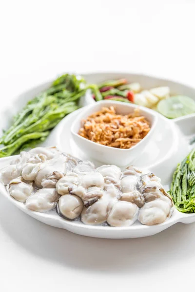 Oyster Frais Servir Avec Des Légumes Assortis Sur Fond Blanc — Photo