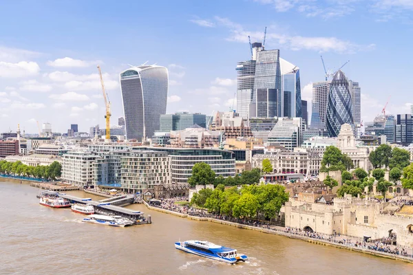 英国ロンドンでテムズ川とロンドン都心景観スカイライン — ストック写真