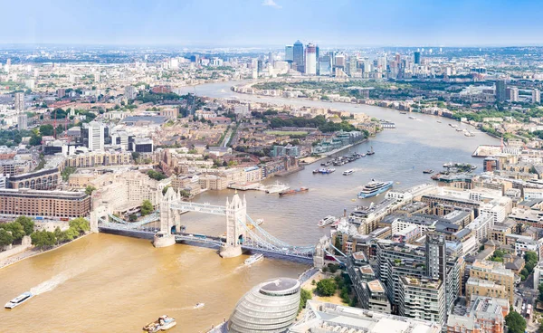 伦敦塔桥和摩天大楼在伦敦英国金丝雀 Whraf 鸟瞰图 — 图库照片