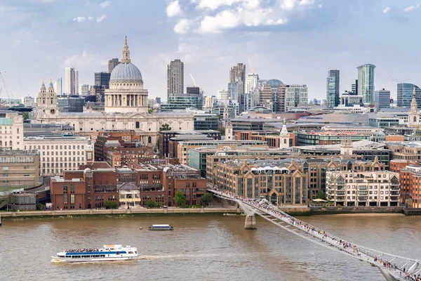 伦敦圣保罗大教堂与伦敦千禧桥在伦敦英国英国的鸟瞰 — 图库照片