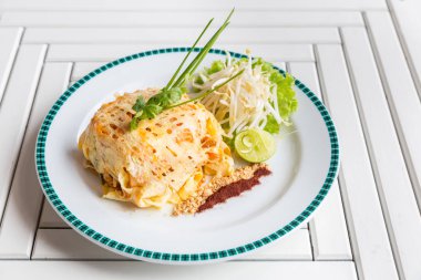 Pad Tay dili Kızarmış Pirinç Noodle karıştırın. Tayland mutfağı