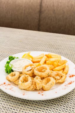 Kızarmış kalamar, tartar soslu kızarmış kalamar.