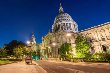 Londra İngiltere'de güzel günbatımı twilight ile St paul Katedrali. 
