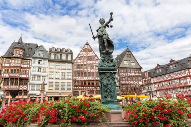 Frankfurt 'un eski kasabasında, Justitia heykeli. Almanya