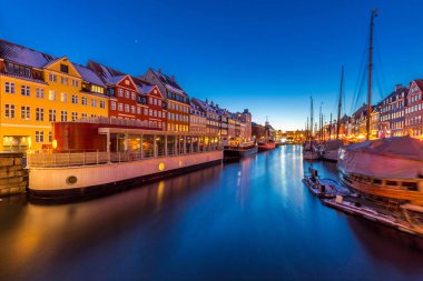 Kopenhag Nyhavn, Kopenhag 'ın yeni limanı, geceleyin Danimarka' da
