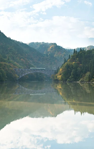 秋季秋叶福岛第一桥观点 Kyouryou 在由纪夫日本福岛 — 图库照片