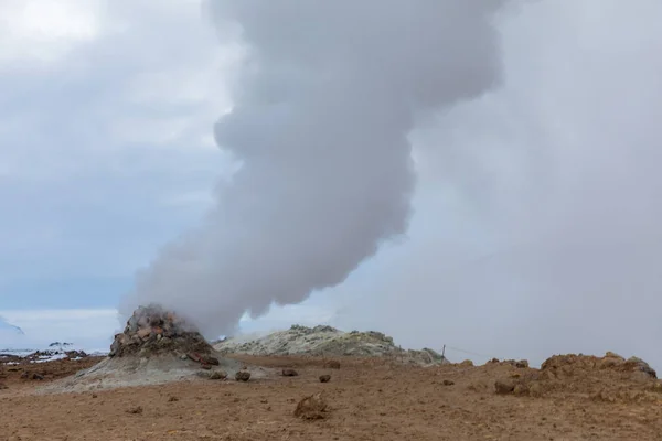 Hverir Hverarond 地熱地域は湖ミーヴァトン Krafla 北東アイスランド ヨーロッパで人気の観光スポット — ストック写真