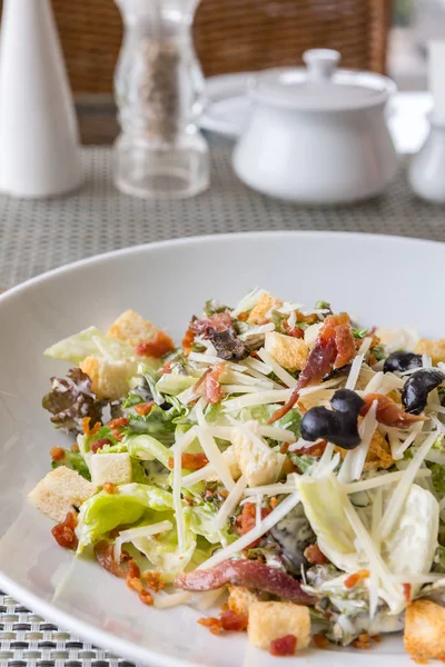 Caesar Salat Mit Speck Und Huhn Mediterrane Küche — Stockfoto