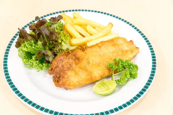 Fish Chips Mit Tatarensauce Weißem Teller — Stockfoto