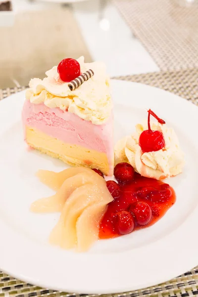 Strawberry Ice Cream Cake Fruits — Stock Photo, Image