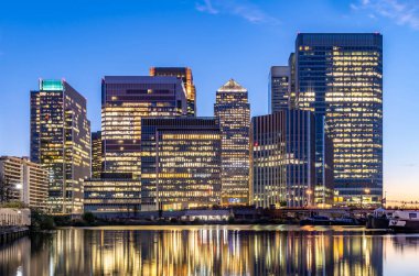 Canary Wharf adlı silüetini binalarda Londra İngiltere günbatımı alacakaranlık