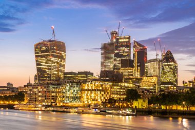 Londra şehir cityscape silueti ile Thames Nehri gün batımı gün batımında Londra İngiltere'de bina.