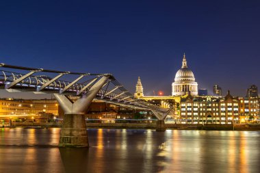 Londra İngiltere'de millennium Köprüsü günbatımı twilight ile St paul Katedrali. 
