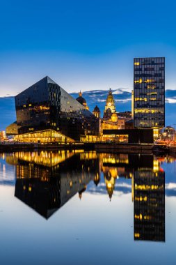 İskele baş ve alber dock günbatımı alacakaranlıkta, Liverpool İngiltere İngiltere, Liverpool manzarası binalar.