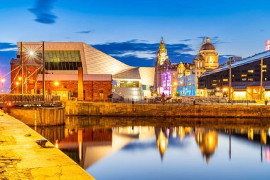 İskele baş ve alber dock günbatımı alacakaranlıkta, Liverpool İngiltere İngiltere, Liverpool manzarası binalar.