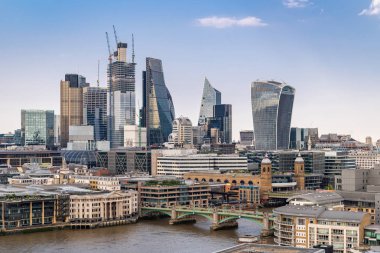 Londra İngiltere'deki Thames Nehri ile Bina Londra şehir cityscape silueti