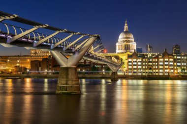 Londra İngiltere'de millennium Köprüsü günbatımı twilight ile St paul Katedrali. 