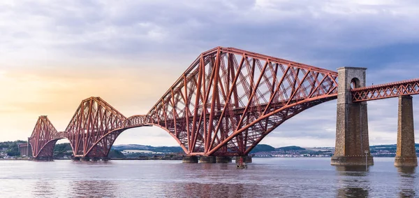 パノラマ ビュー フォース ブリッジ イギリス スコットランド エディンバラのユネスコ世界遺産サイトの鉄道橋 — ストック写真
