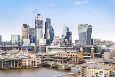 Londra şehir cityscape silüetini binalar ile Londra İngiltere'deki Thames Nehri