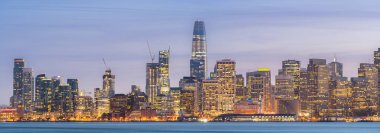San Francisco şehir manzarası Treasure Island, California, günbatımı, ABD üzerinden alacakaranlıkta. Panorama