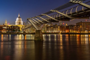 Londra İngiltere'de millennium Köprüsü günbatımı twilight ile Saint Paul Katedrali. 