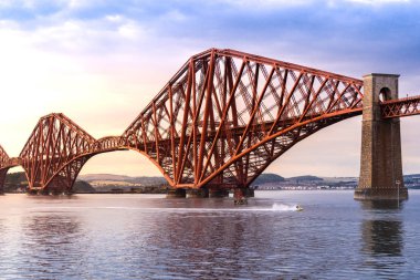 Dördüncü köprü, UNESCO dünya mirası alan Edinburgh İskoçya 'daki demiryolu köprüsü.