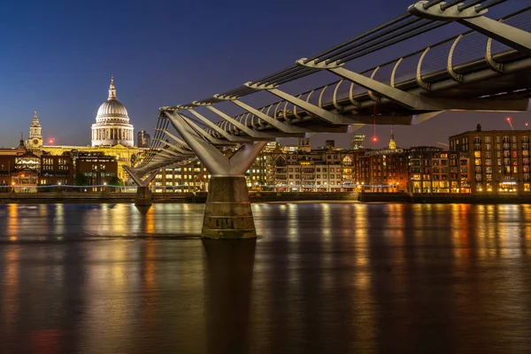 Saint Pauluskathedraal Met Millennium Bridge Zonsondergang Twilight Londen Verenigd Koninkrijk — Stockfoto