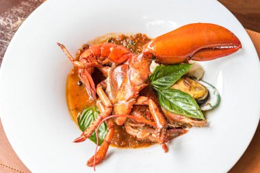 Pastis ızgara yarıya ıstakoz kuyrukları midye kalamar ile