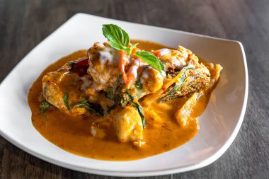 Kızarmış orfoz balığı ile Red Curry Paste Chu Chee Pla
