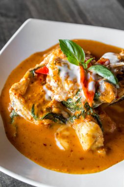 Kızarmış orfoz balığı ile Red Curry Paste Chu Chee Pla