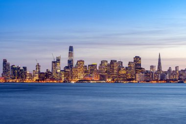 San Francisco şehir manzarası Treasure Island, California, günbatımı, ABD üzerinden alacakaranlıkta. Panorama