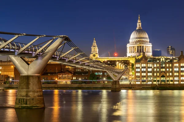 圣保罗大教堂与千禧桥日落黄昏在伦敦英国 — 图库照片