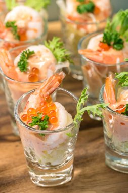 Karides kokteyli ve yumurta cam