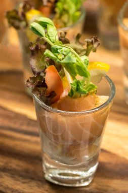 Somon tapas kokteyl alır