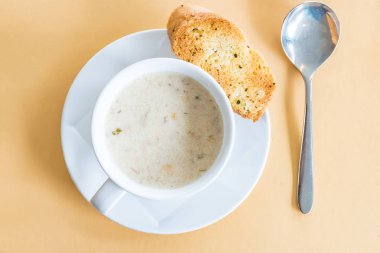 Sarımsaklı ekmek, closeup görünümü ile Mısır çorbası