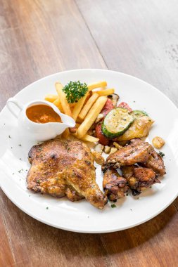 Izgara tavuk peri peri, Barbekü Portekizce groumet çukurunu mutfağı, ızgara sebze ve patates kızartması ile.