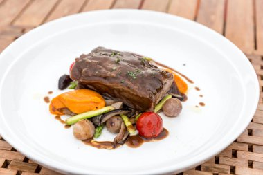 Yavaş Kavrulmuş kaburga ızgara sebzeli yemek