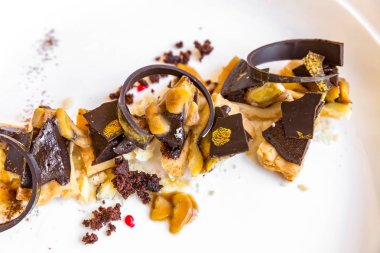 Muz ve krema ile çikolatalı tart