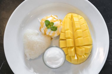 Yapışkan pirinç ve dondurma ile mango