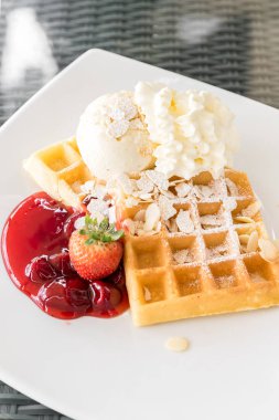 Dondurmalı çilekli waffle.