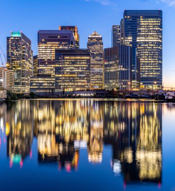Canary Wharf adlı silüetini binalarda Londra İngiltere günbatımı alacakaranlık
