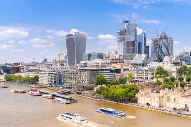 Londra şehir cityscape silüetini binalar ile Londra İngiltere'deki Thames Nehri