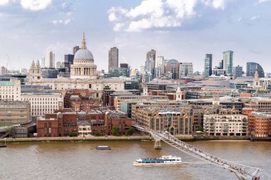 London St Paul's Katedrali Londra İngiltere'de İngiltere'de Londra Millennium Köprüsü ile havadan görünümü