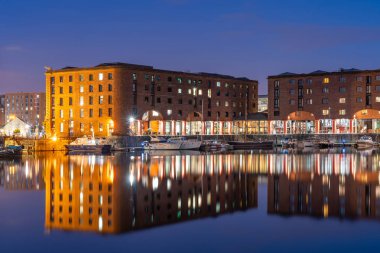 Gün batımı Unesco Dünya Mirası Royal Albert Dock Liverpool iskele baş Liverpool İngiltere'de İngiltere'de, alacakaranlıkta.