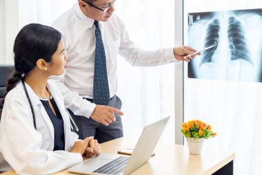 Profesyonel doktorlar tartışma tıbbi ofis hastanede Röntgen sonucu hakkında