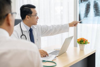 Profesyonel Doktor hastaya tıbbi ofis hastanede Röntgen sonucu hakkında açıklama