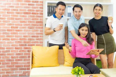 Serbest takım kafe toplantıda kendi başarısını kutlamak.